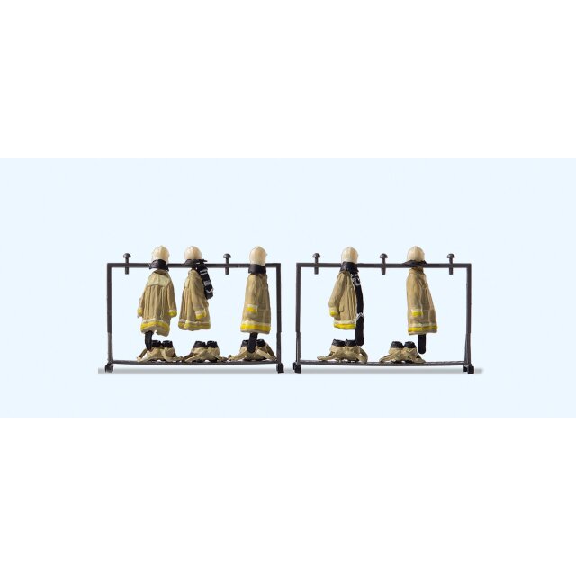Preiser 17720 Beige Feuerwehruniformen auf zwei Ständern. Fertigmodell H0